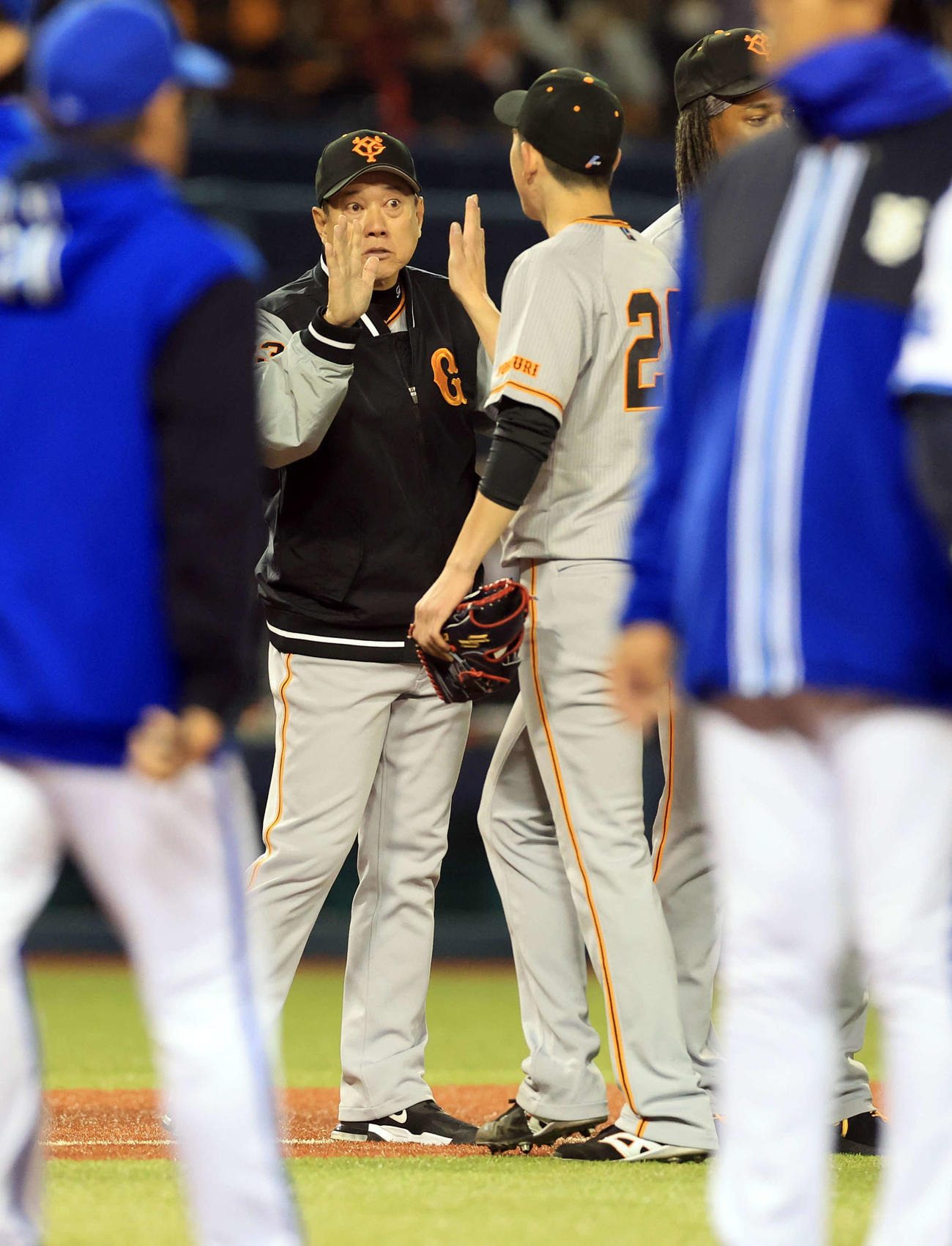 DeNA対巨人　9－2の快勝で、完投した戸郷（右）をハイタッチで迎える原監督（撮影・浅見桂子）