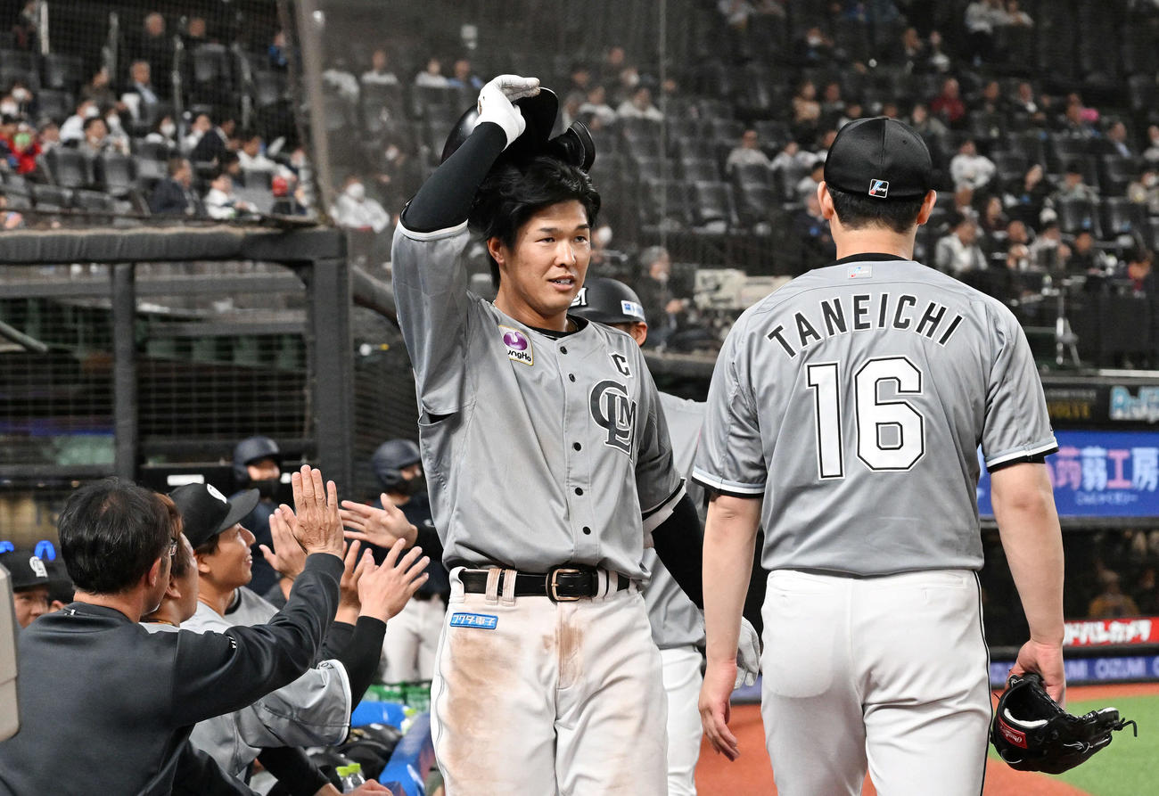 西武対ロッテ　7回表ロッテ2死一塁、2点本塁打を放った中村奨（中央））は生還しファンの声援に応じる（撮影・滝沢徹郎）