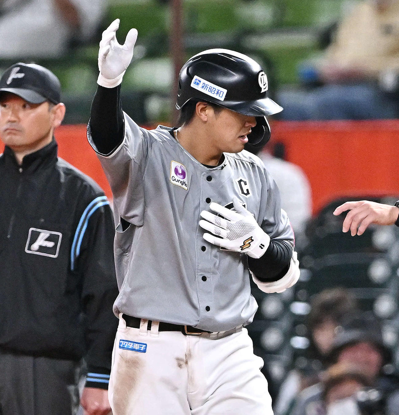 西武対ロッテ　3回表ロッテ2死二塁、中村奨は左前適時打を放ちベンチへ向かいポーズを決める（撮影・滝沢徹郎）