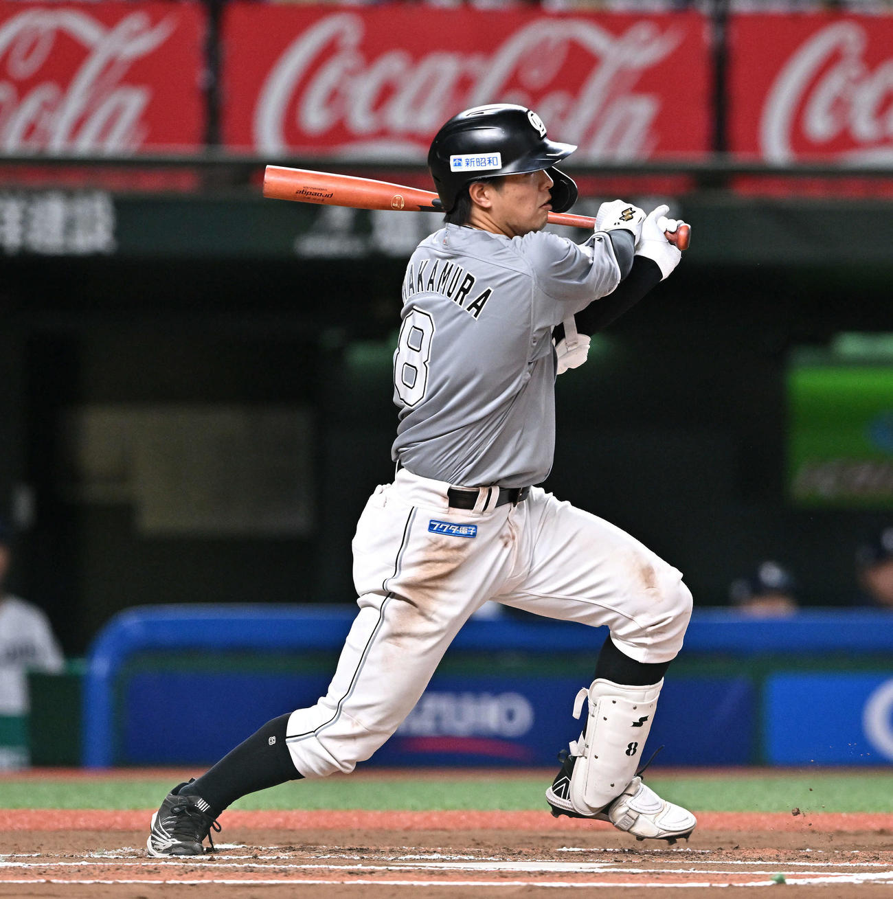 西武対ロッテ　6回表ロッテ無死、中村奨は中前打を放つ（撮影・滝沢徹郎）