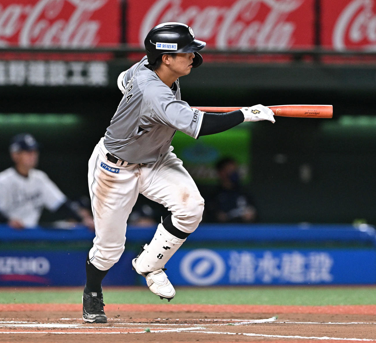 西武対ロッテ　6回表ロッテ無死、中村奨は中前打を放つ（撮影・滝沢徹郎）