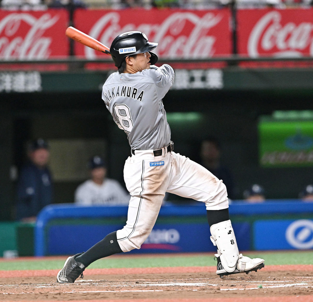 西武対ロッテ　7回表ロッテ2死一塁、中村奨は2点本塁打を放つ（撮影・滝沢徹郎）