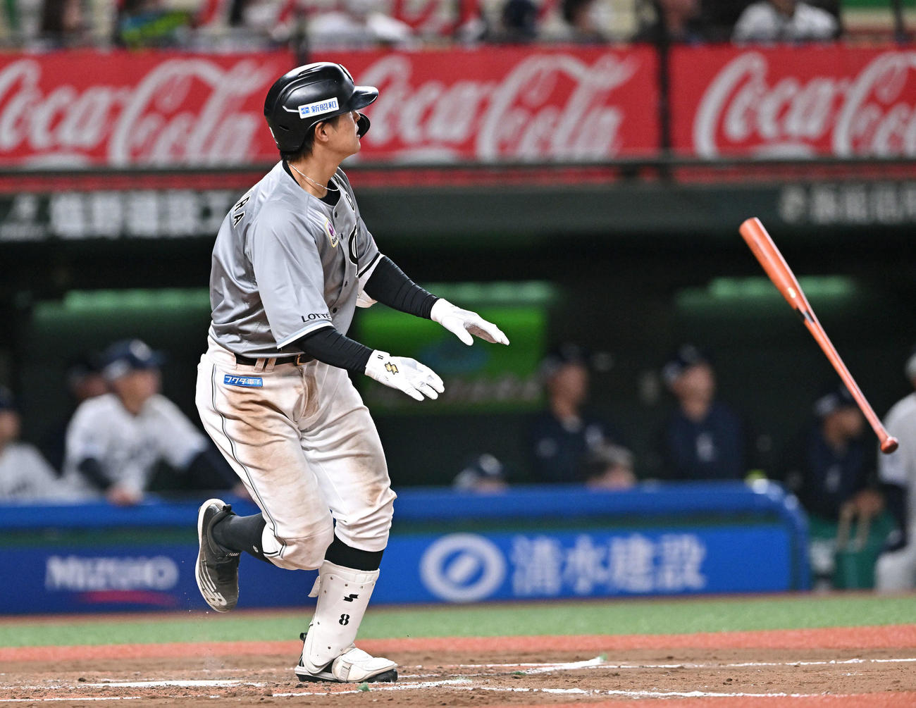 西武対ロッテ　7回表ロッテ2死一塁、中村奨は2点本塁打を放つ（撮影・滝沢徹郎）