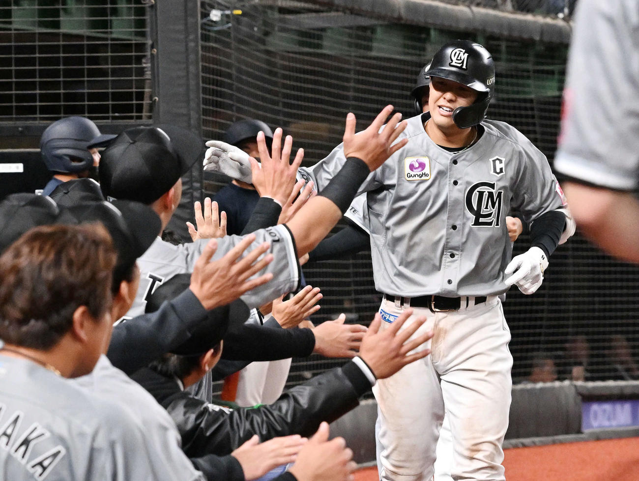 西武対ロッテ　7回表ロッテ2死一塁、2点本塁打を放った中村奨（右手前）は生還しチームメートとタッチを交わす（撮影・滝沢徹郎）