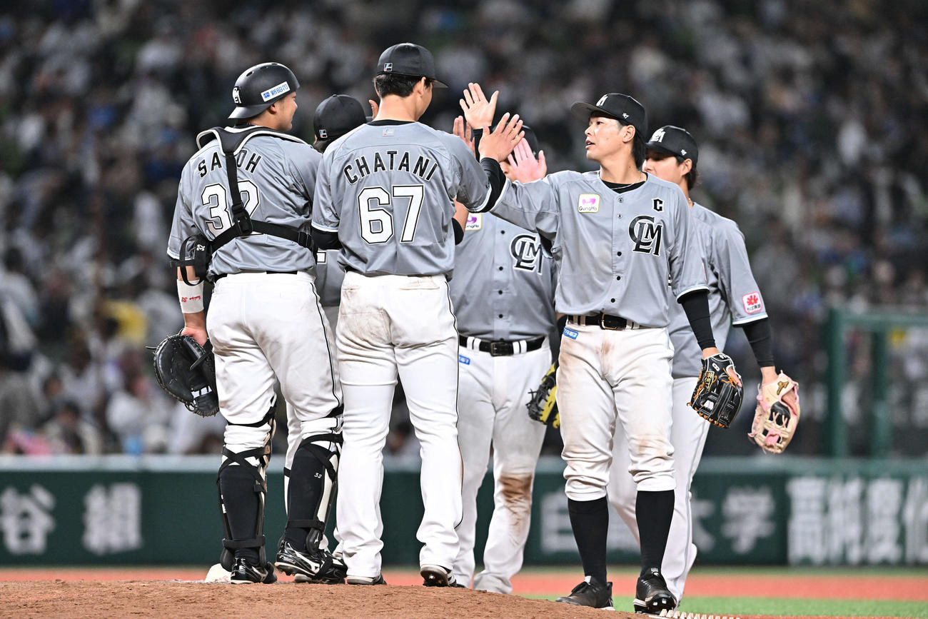 西武対ロッテ　試合後、タッチをかわすロッテ中村奨（右から2人目）ら選手たち（撮影・滝沢徹郎）