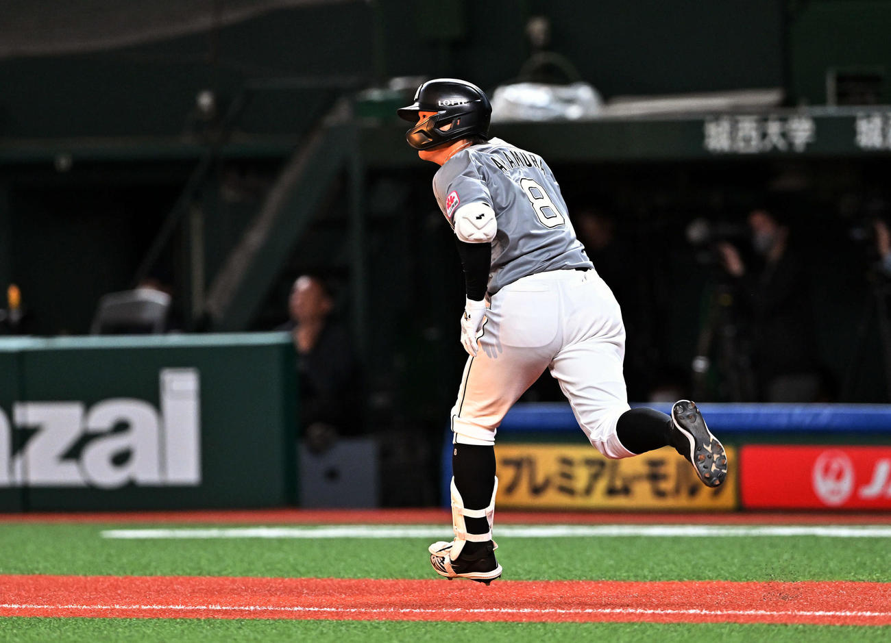 西武対ロッテ　1回表ロッテ1死三塁、中村奨は先制左二塁打を放ちベースを回る（撮影・滝沢徹郎）