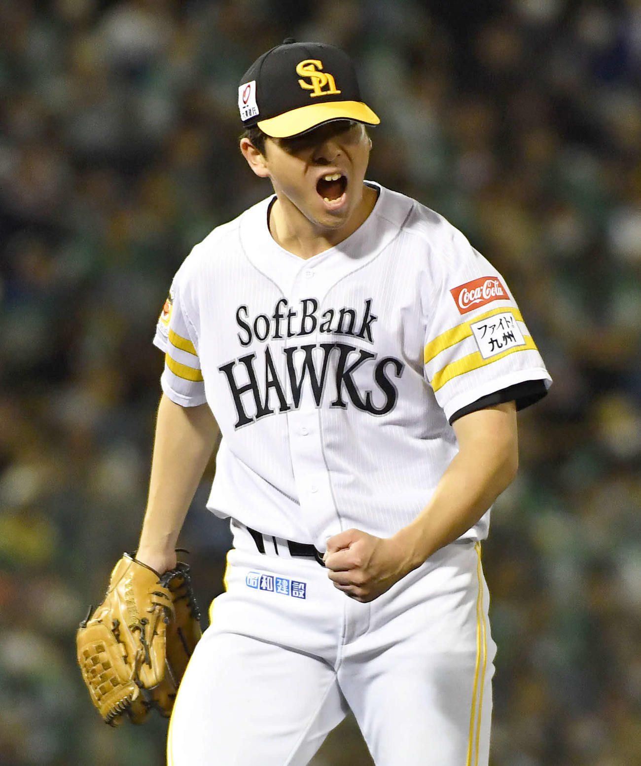 ソフトバンク対日本ハム　8回表日本ハム2死二塁、大関は上川畑を三ゴロに仕留めてガッツポーズ（撮影・岩下翔太）