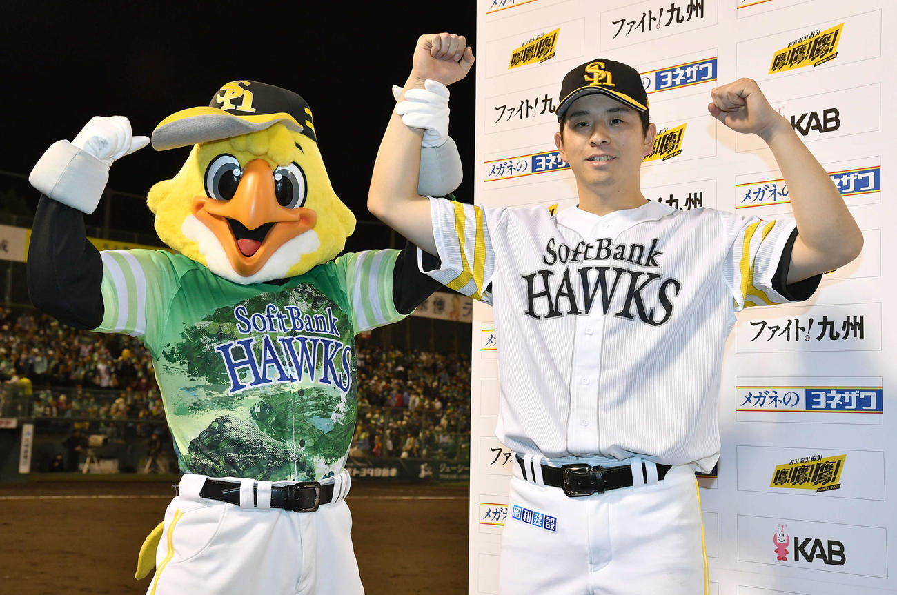 ソフトバンク対日本ハム　完封で2勝目を挙げ、ハリーホークとガッツポーズする大関（撮影・岩下翔太）
