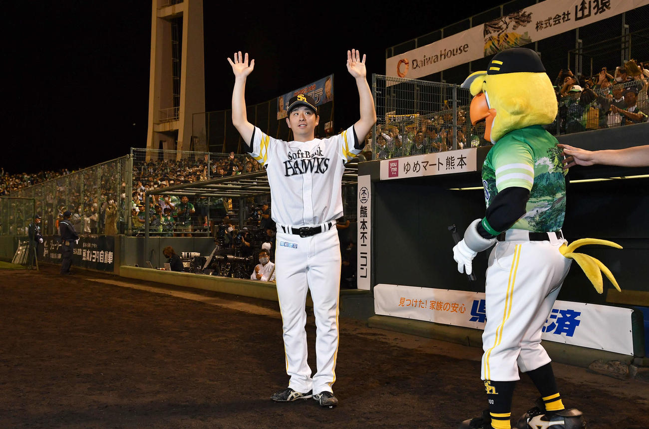 ソフトバンク対日本ハム　完封で2勝目を挙げ、熊本のソフトバンクファンに手を振る大関（撮影・岩下翔太）