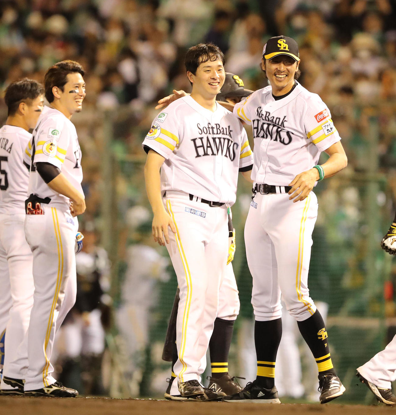 ソフトバンク対日本ハム　勝利投手となった大関は斉藤和投手コーチと笑顔でハイタッチ（撮影・梅根麻紀）