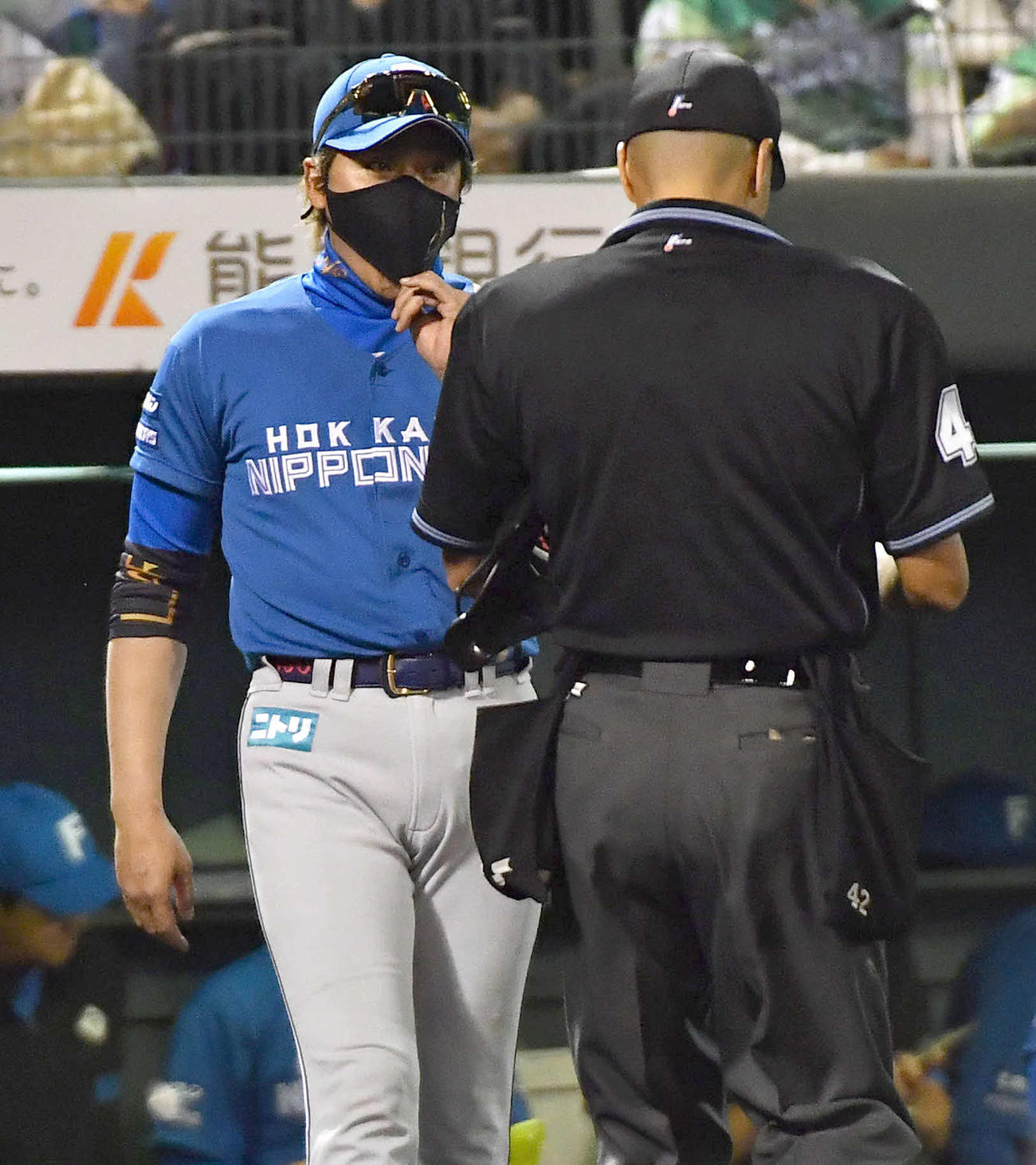 ソフトバンク対日本ハム　9回表の攻撃を終え、投手交代を告げる新庄監督（撮影・岩下翔太）