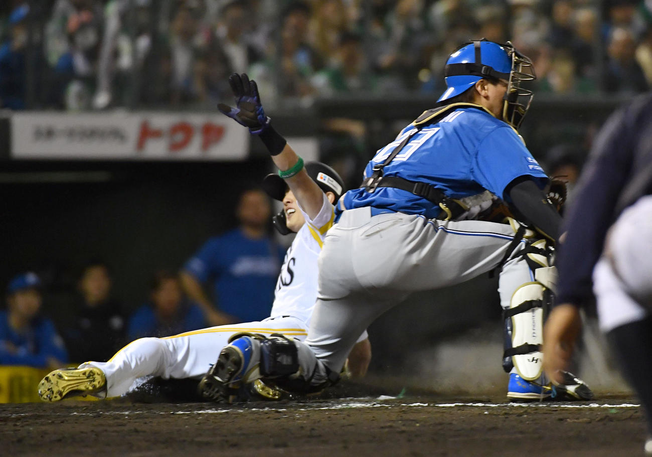 ソフトバンク対日本ハム　9回裏ソフトバンク1死二塁、周東は甲斐の遊撃への打球を上川畑が後逸する間に生還する（撮影・岩下翔太）