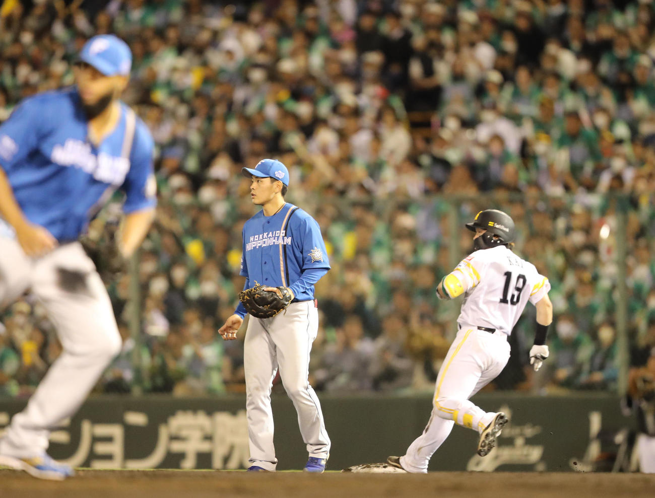 ソフトバンク対日本ハム　9回裏ソフトバンク1死二塁、甲斐は遊内野安打を放つ、相手守備のミスを誘い二塁走者の周東が生還、サヨナラとなる（撮影・梅根麻紀）