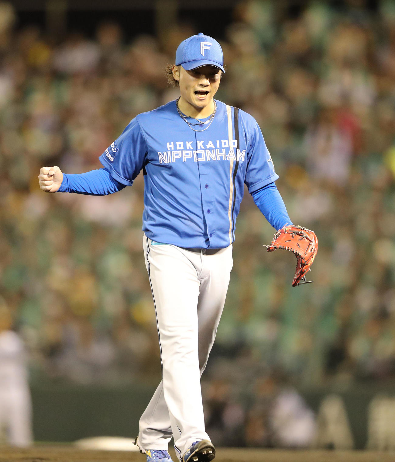 ソフトバンク対日本ハム　6回裏ソフトバンク2死、周東を中飛に打ち取りガッツポーズの伊藤（撮影・梅根麻紀）