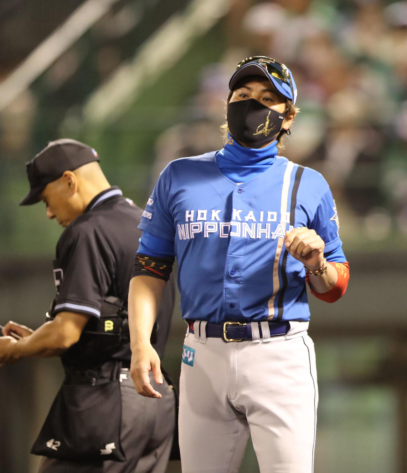 ソフトバンク対日本ハム　イニングの合間に審判に選手交代を告げた新庄監督（撮影・梅根麻紀）