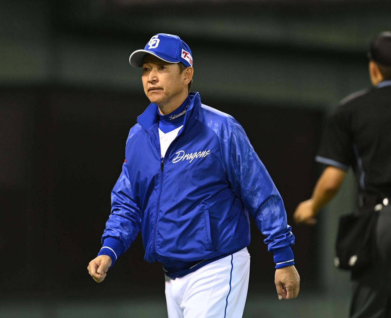 中日対広島　7回表広島1死一塁、投手交代を告げる立浪監督（撮影・森本幸一）