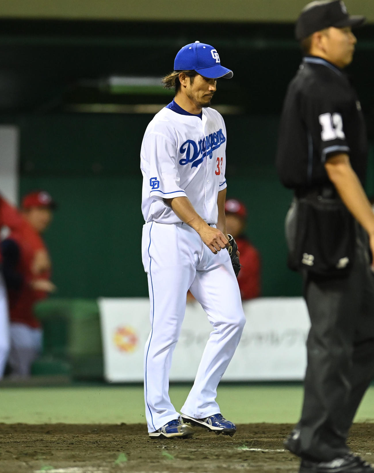 中日対広島　8回表広島1死一、二塁、野間に中前適時打を打たれた祖父江（撮影・森本幸一）