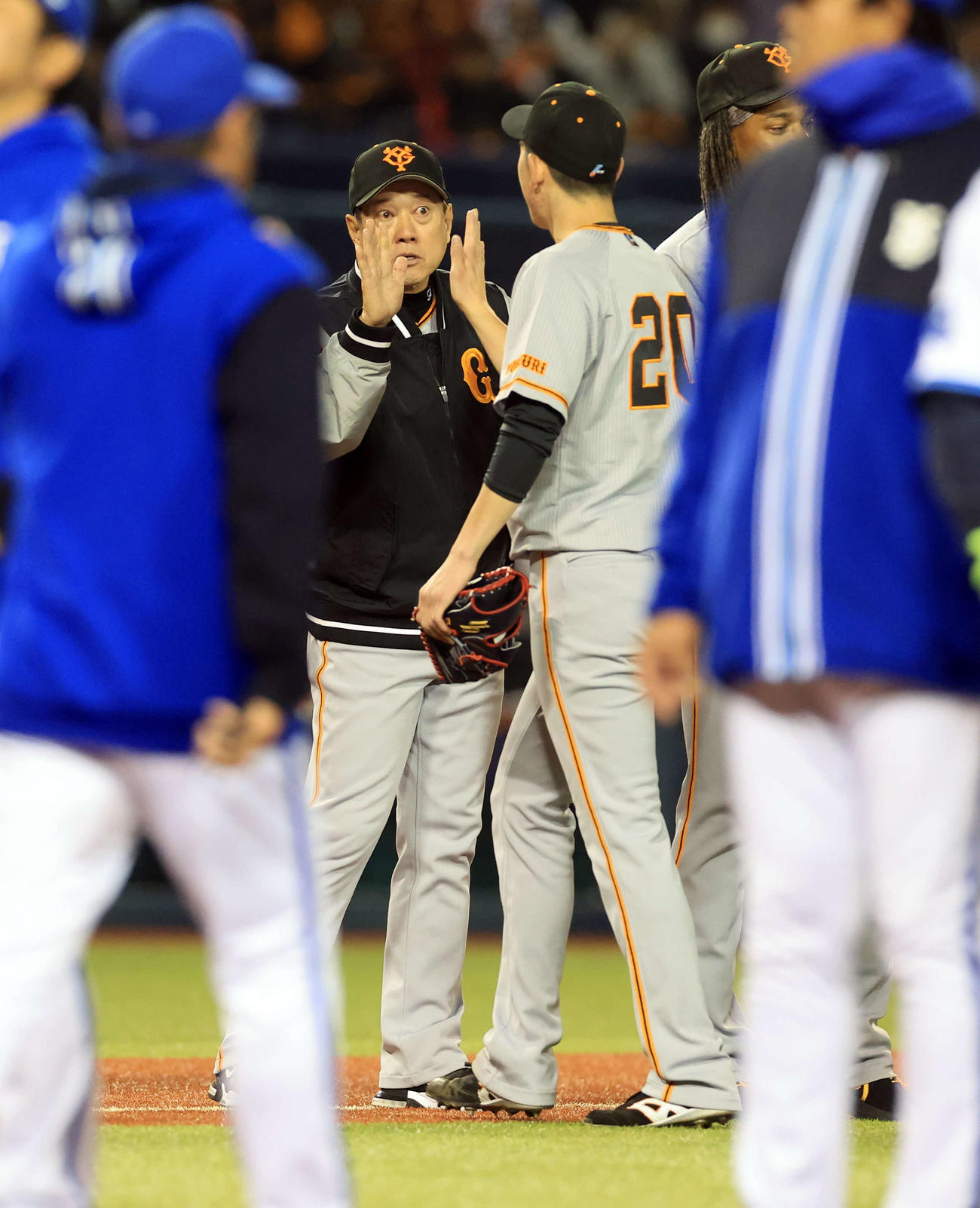 DeNA対巨人　9－2の快勝で、完投した戸郷（右）をハイタッチで迎える原監督（撮影・浅見桂子）