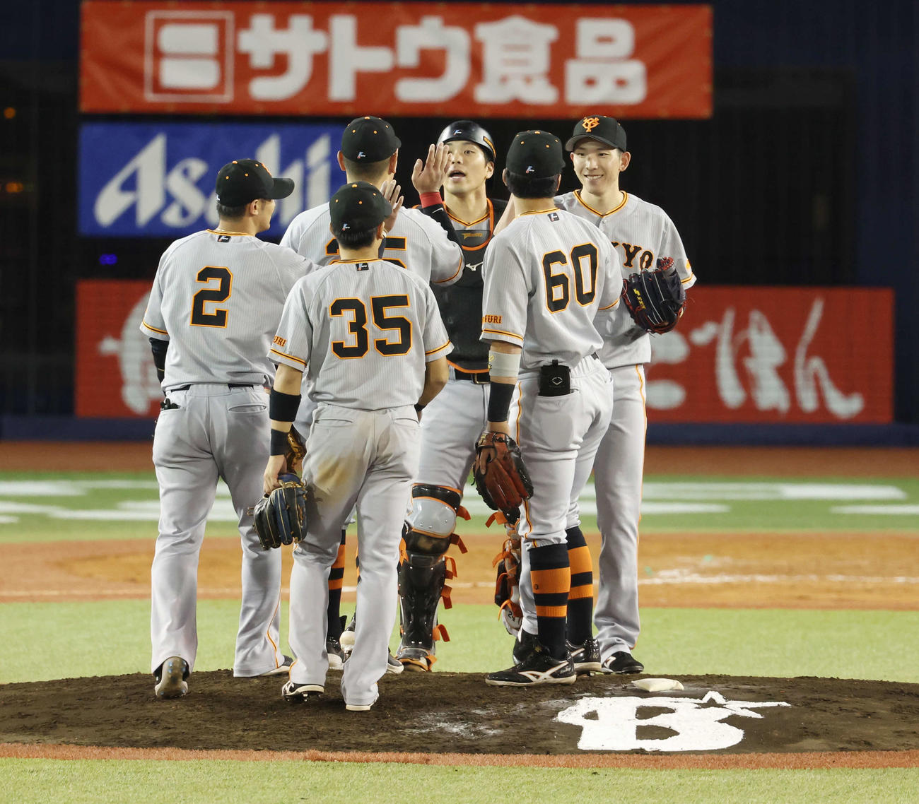 DeNA対巨人　DeNAに勝利し、笑顔でタッチを交わす巨人戸郷（右）ら選手たち（撮影・宮地輝）