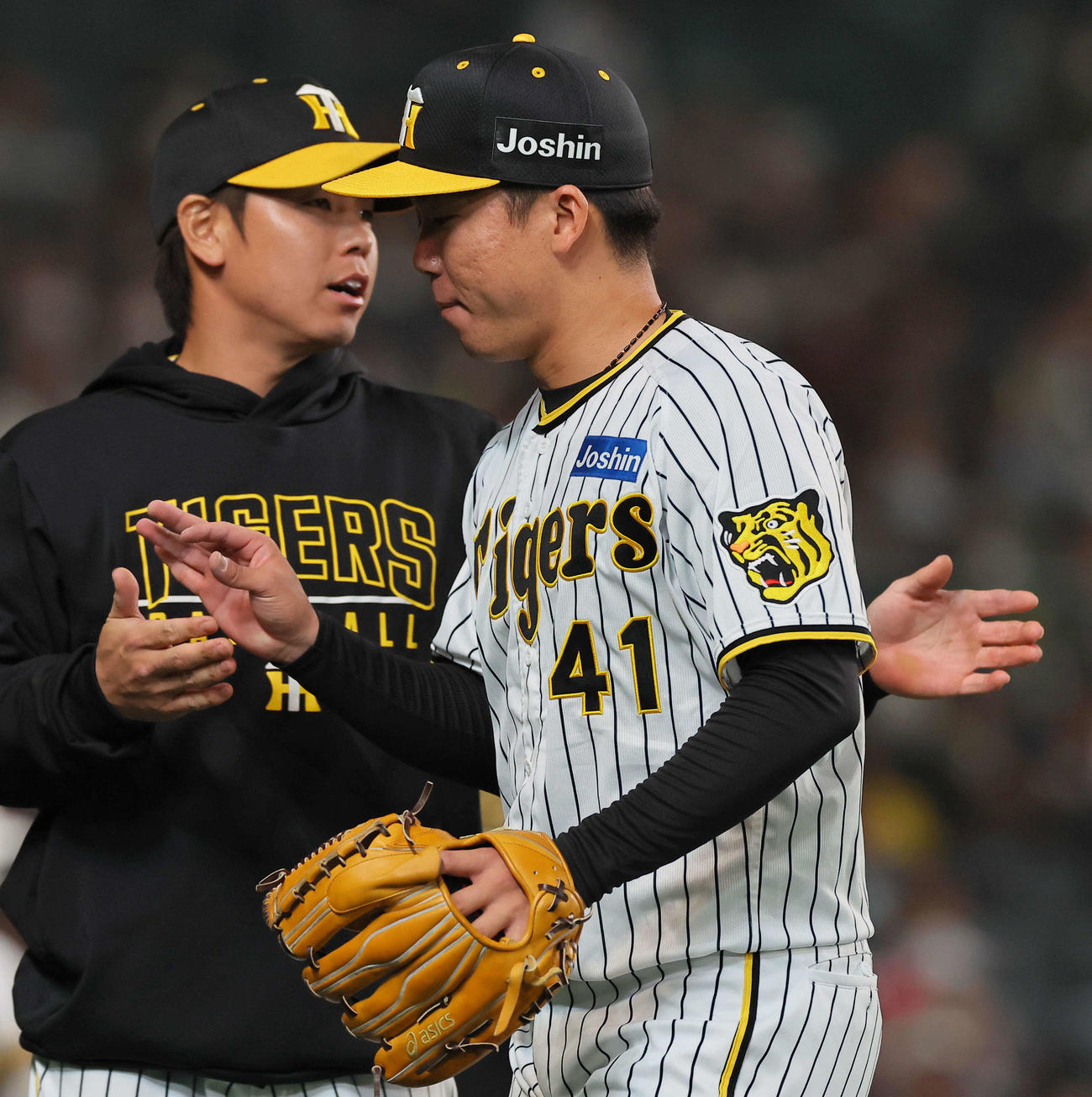 阪神対ヤクルト　7回、32イニング目に失点し悔しそうな表情でベンチに引き揚げる村上（撮影・上田博志）