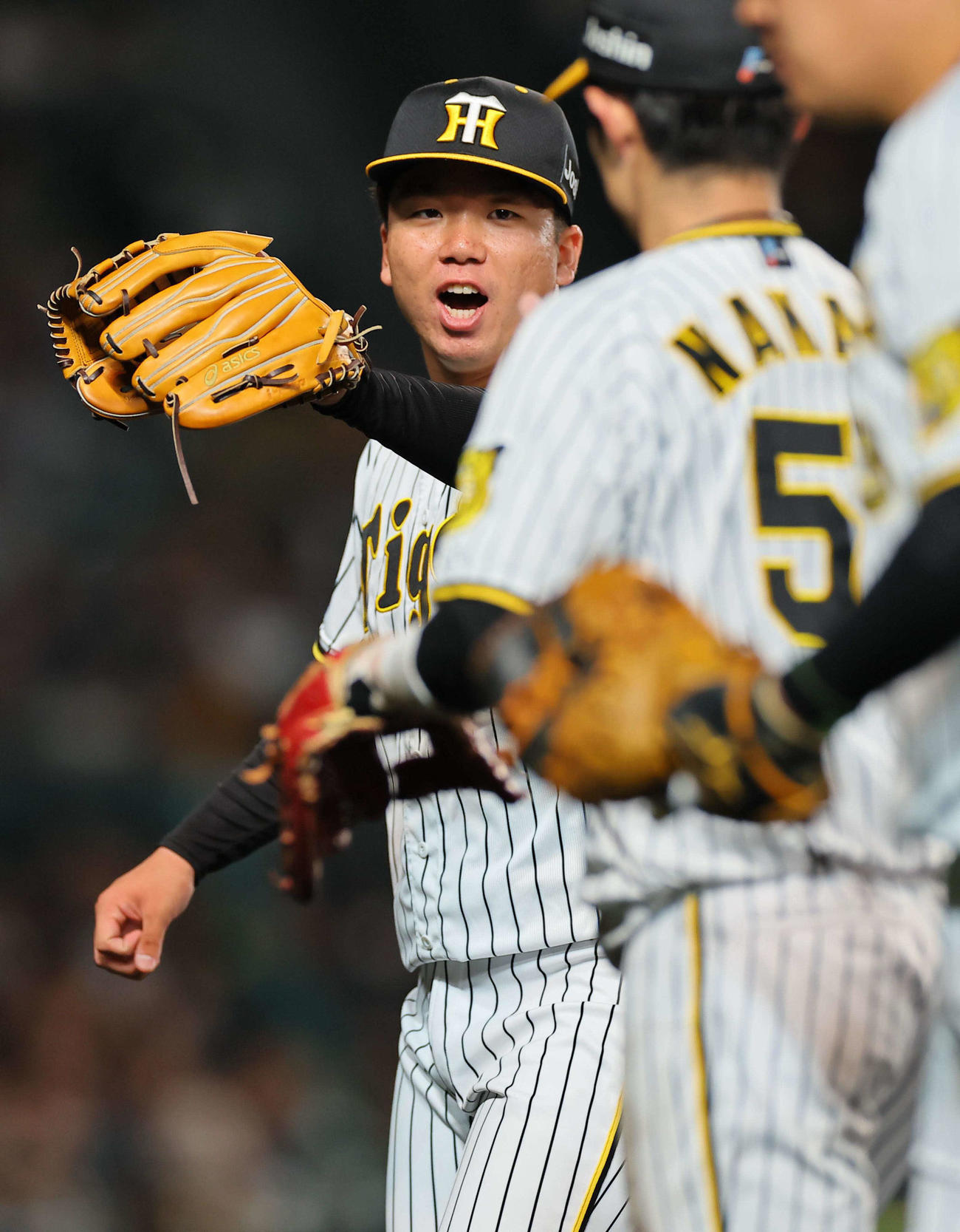 阪神対ヤクルト　5回、好守備を見せた中野（中央）をグラブタッチで出迎える阪神村上（撮影・上田博志）
