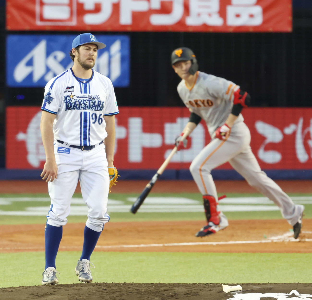 DeNA対巨人　2回表巨人2死一塁、戸郷（右）に左前打を打たれるバウアー（撮影・宮地輝）