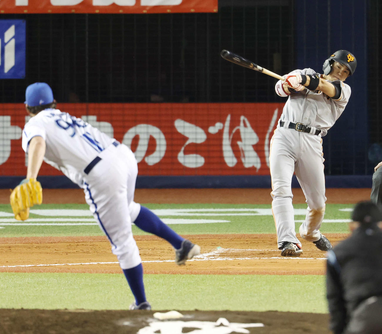 DeNA対巨人　6回表巨人1死一塁、右越え2点本塁打を放つ門脇。投手バウアー（撮影・宮地輝）