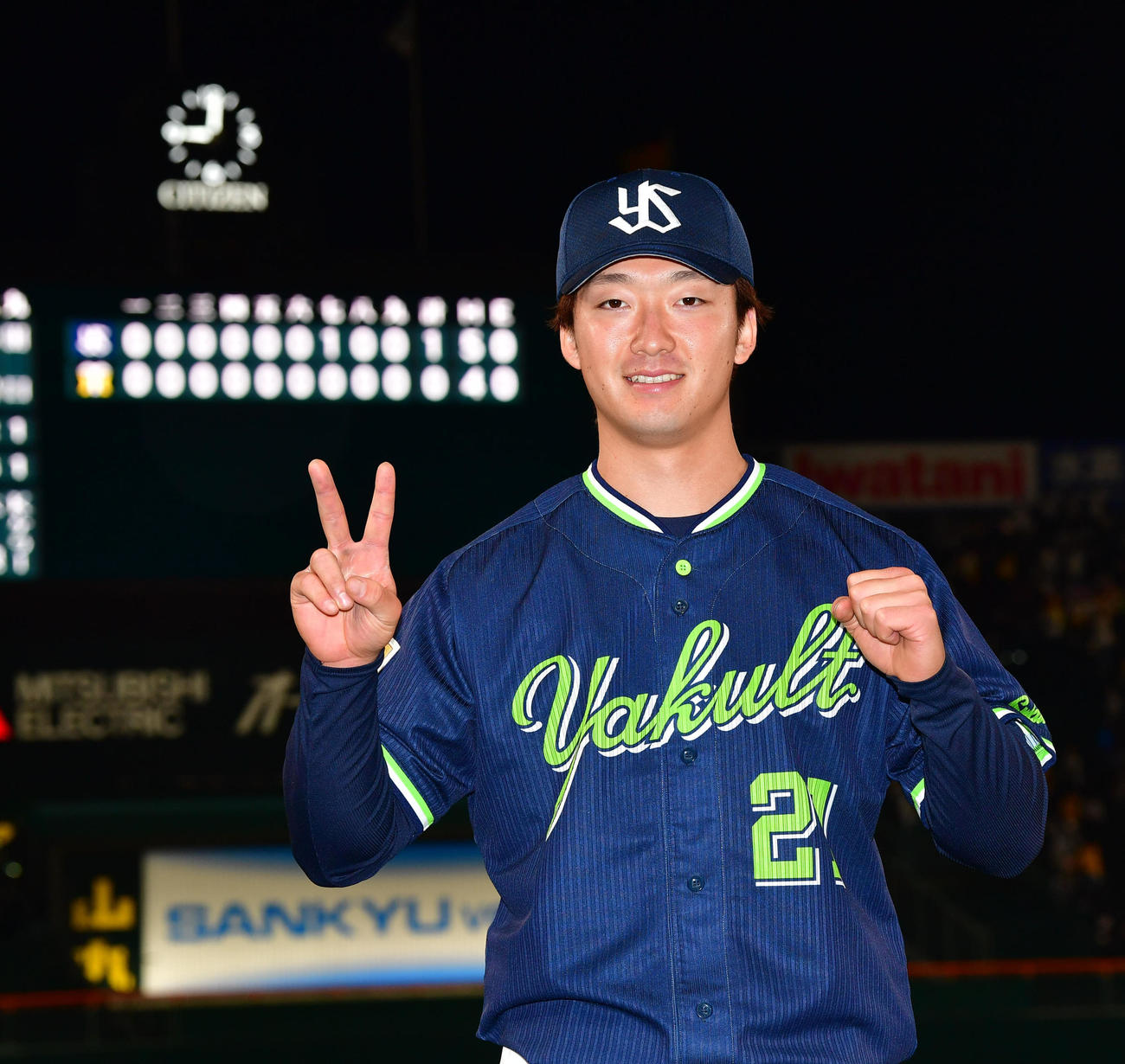 阪神対ヤクルト　2勝目を挙げたヤクルト吉村は笑顔を見せる（撮影・前岡正明）