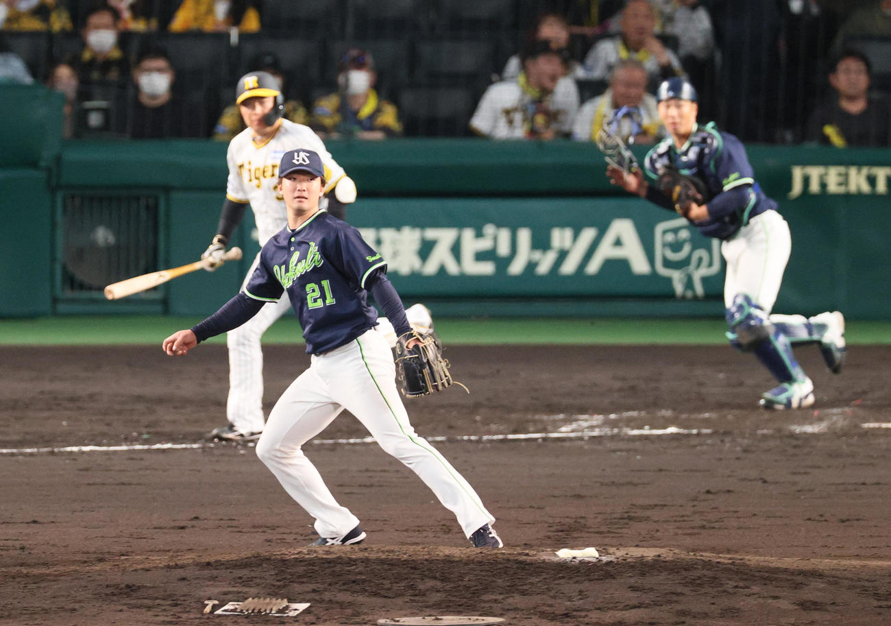 阪神対ヤクルト　4回裏阪神1死一塁、吉村（手前）は大山を遊直に仕留める（撮影・上山淳一）