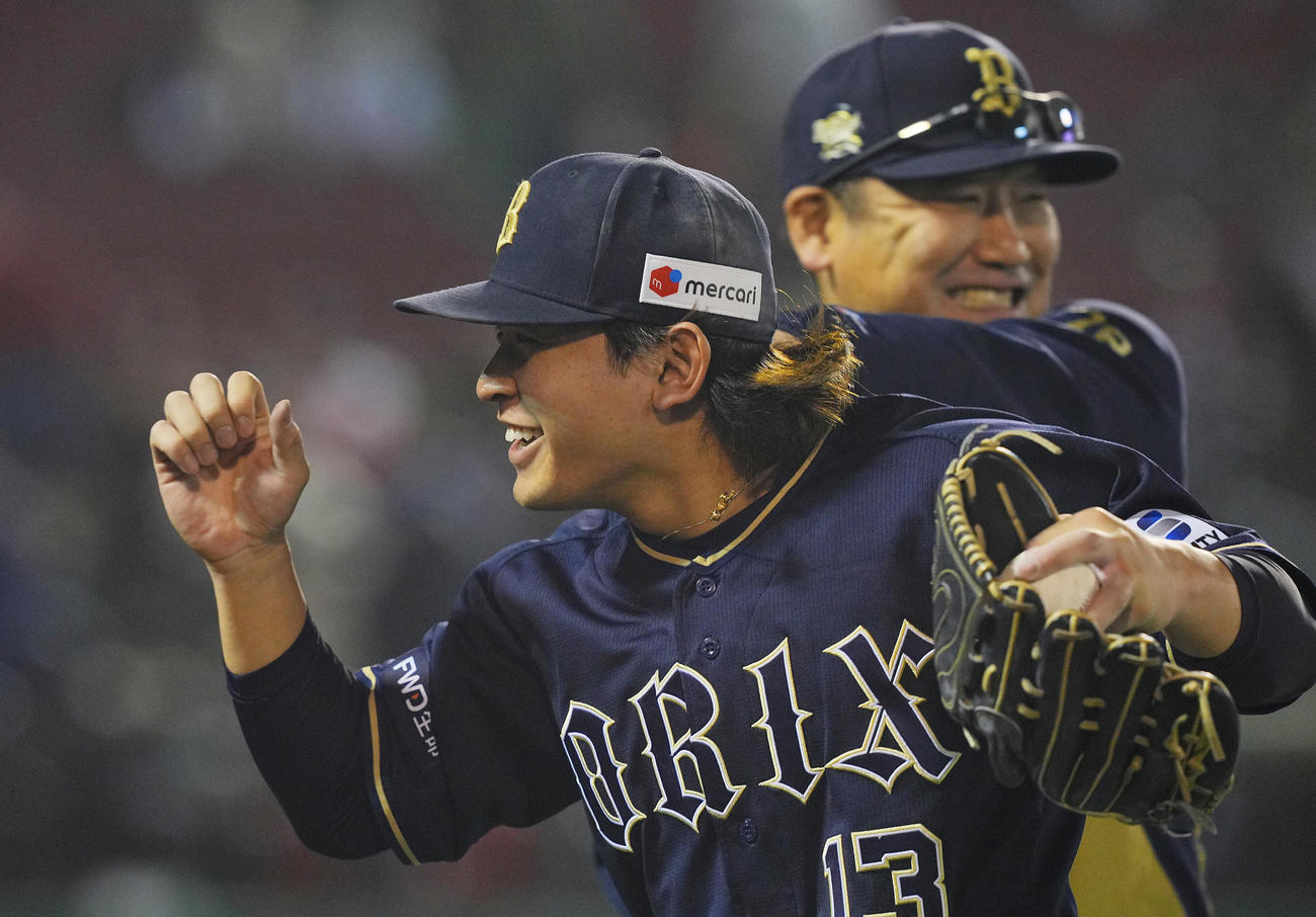 楽天対オリックス　楽天に完封勝利のオリックス宮城（手前）は中嶋監督の手荒い祝福に笑顔を見せる（撮影・垰建太）