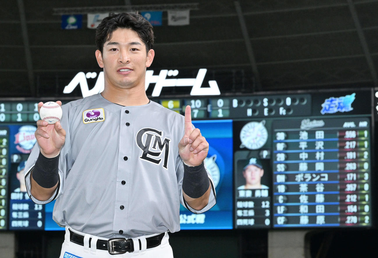 西武対ロッテ　試合後、ロッテ池田はプロ初本塁打の記念球を手に「1」のポーズを見せる（撮影・滝沢徹郎）