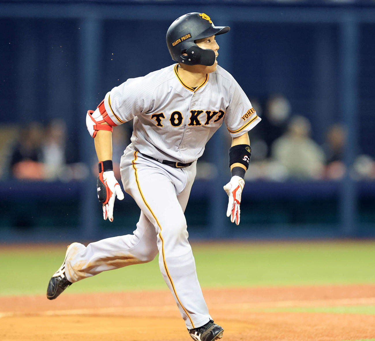 DeNA対巨人　6回表巨人1死一塁、門脇はプロ1号となる右越え2点本塁打を放ち声を上げて一塁に向かう（撮影・浅見桂子）