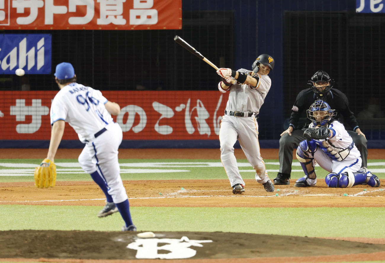 DeNA対巨人　4回表巨人2死三塁、適時右前打を放つ門脇。投手バウアー（撮影・宮地輝）