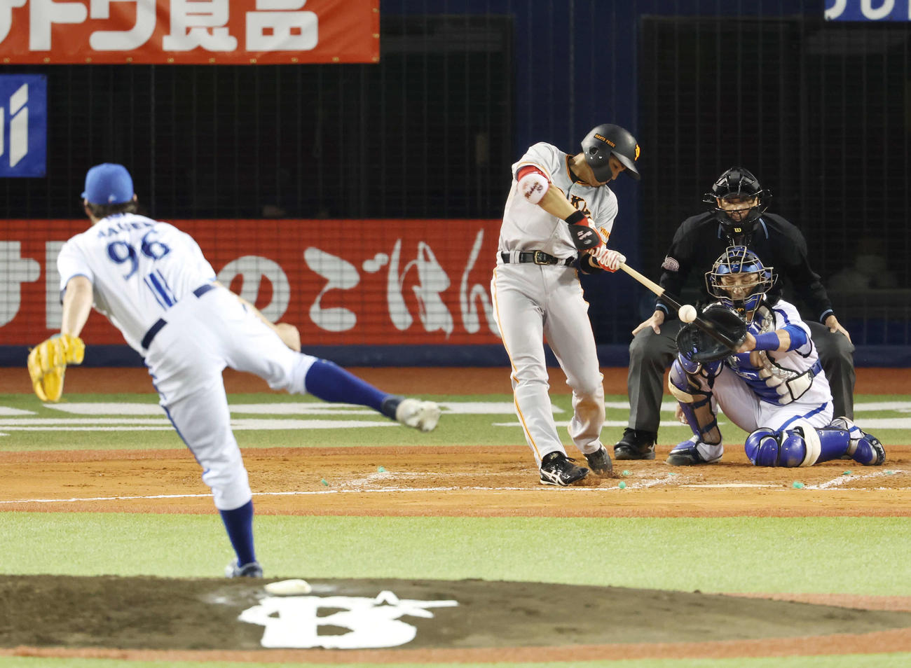 DeNA対巨人　4回表巨人2死三塁、適時右前打を放つ門脇。投手バウアー（撮影・宮地輝）