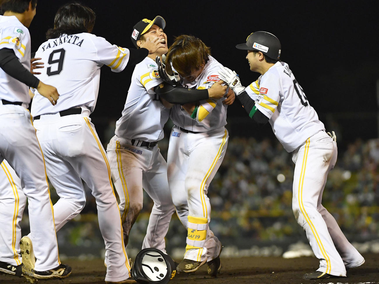 ソフトバンク対日本ハム　9回裏ソフトバンク1死二塁、遊撃内野安打と上川畑の後逸でサヨナラ勝利し、ソフトバンクナインから手荒く祝福される甲斐（右から2人目）（撮影・岩下翔太）