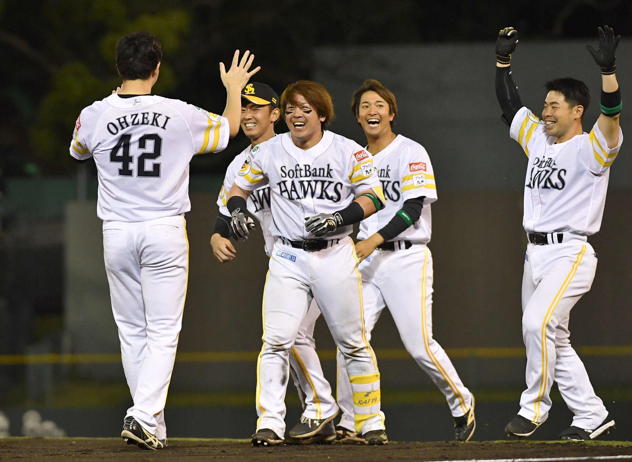 ソフトバンク対日本ハム　9回裏ソフトバンク1死二塁、サヨナラ打を放った甲斐（左から3人目）は、大関（左）らに迎えられる（撮影・岩下翔太）