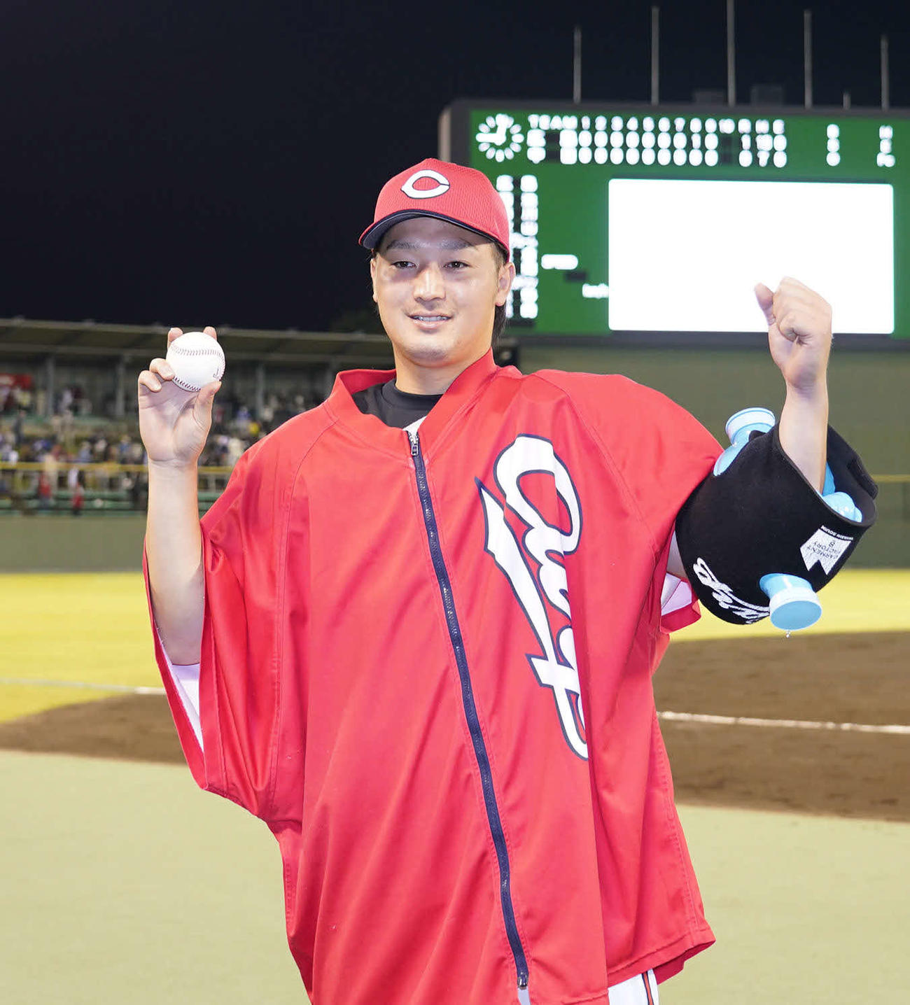 中日対広島　ヒーローインタビューを終えポーズを決める床田（撮影・森本幸一）