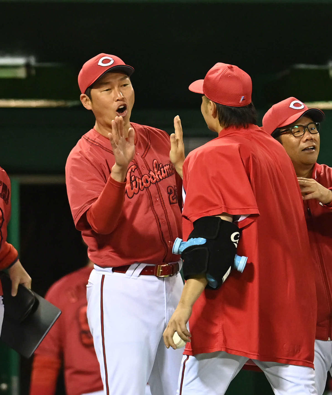 中日対広島　試合終了、床田を迎える新井監督（左）（撮影・森本幸一）