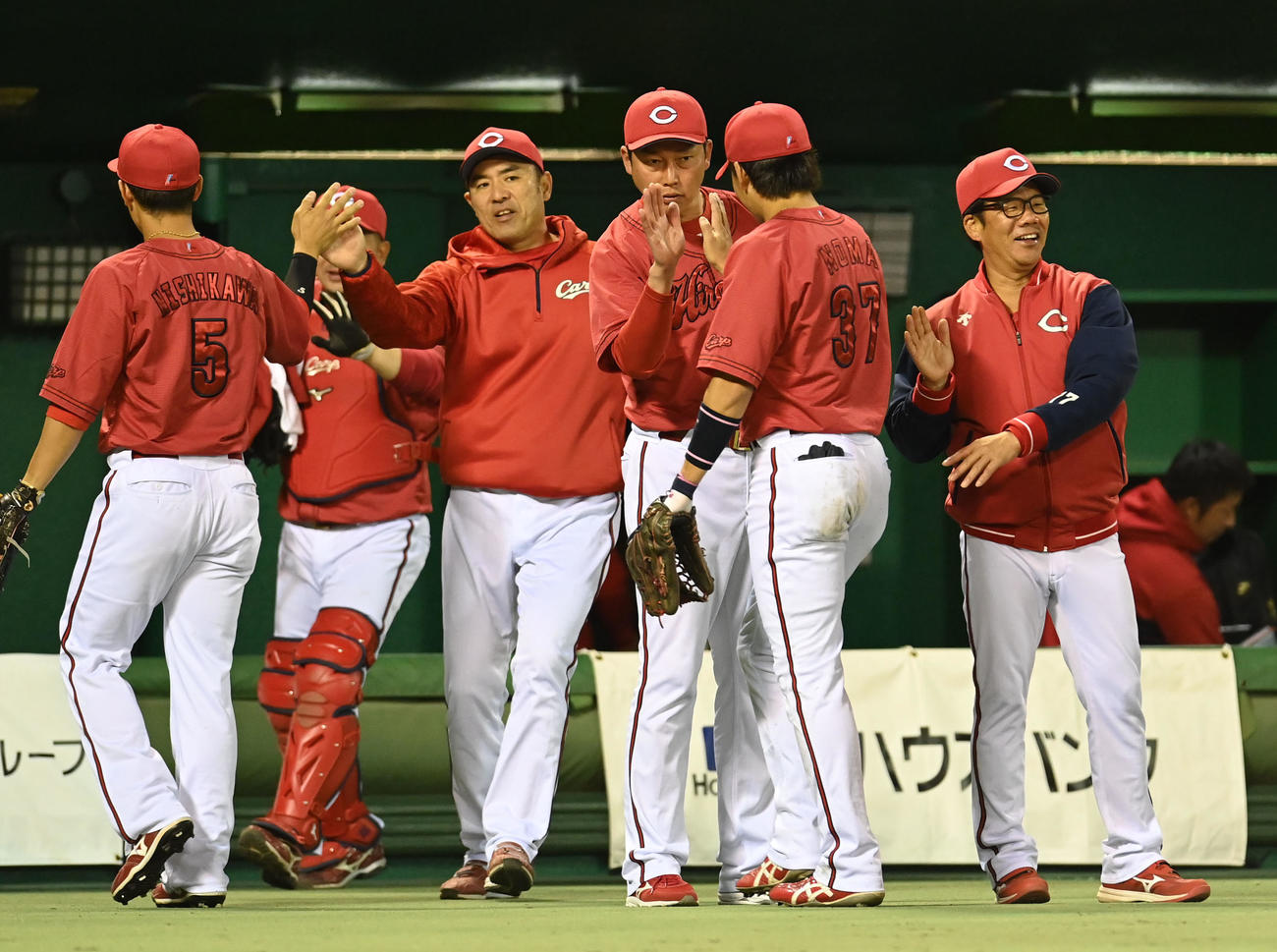 中日対広島　試合終了、野間峻祥を迎える新井監督（右から3人目）（撮影・森本幸一）