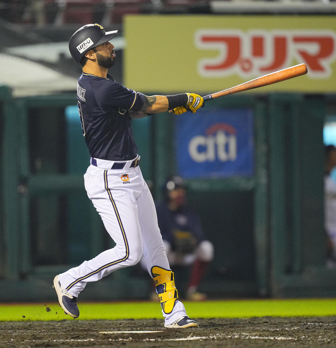 楽天対オリックス　8回表オリックス無死、先制のソロ本塁打を放つゴンザレス（撮影・垰建太）