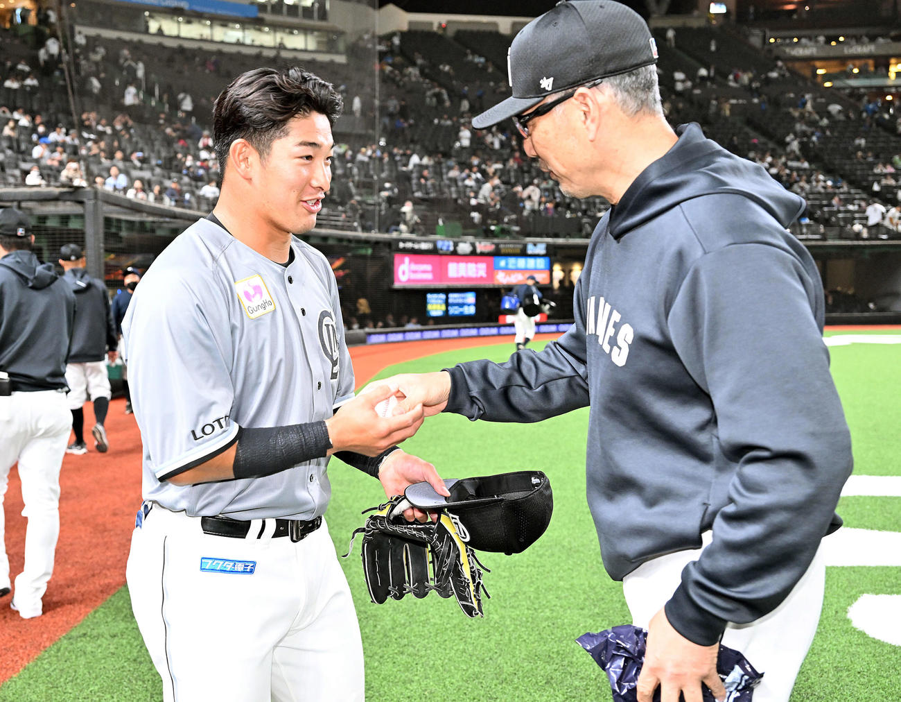 西武対ロッテ　ロッテ池田（左）はプロ初本塁打の記念球を吉井監督から受け取る（撮影・滝沢徹郎）