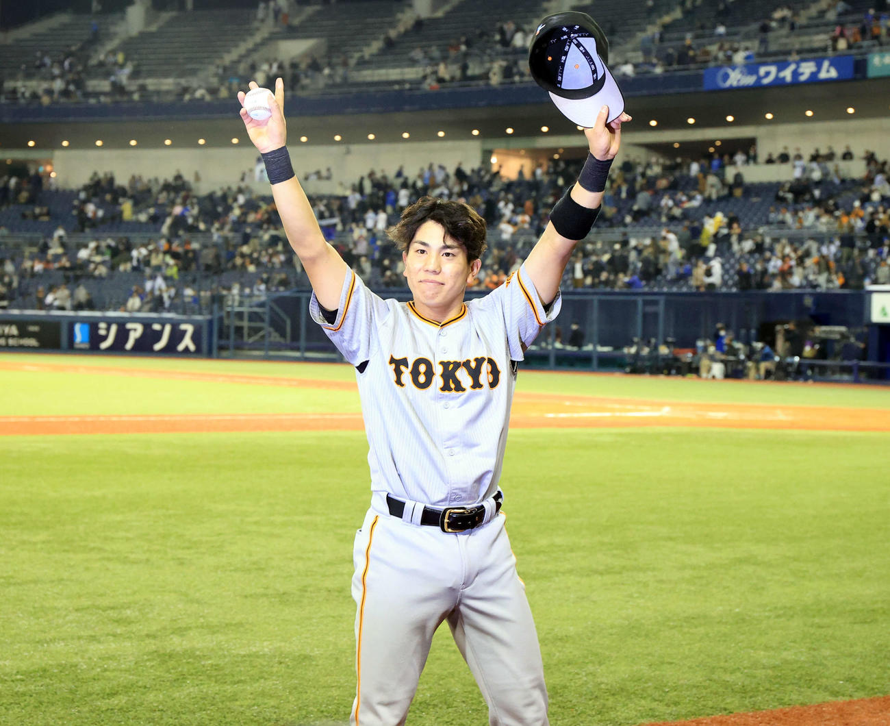 DeNA対巨人　この日プロ1号本塁打など大活躍の巨人門脇は、記念ボールを手にスタンドに手を振る（撮影・浅見桂子）