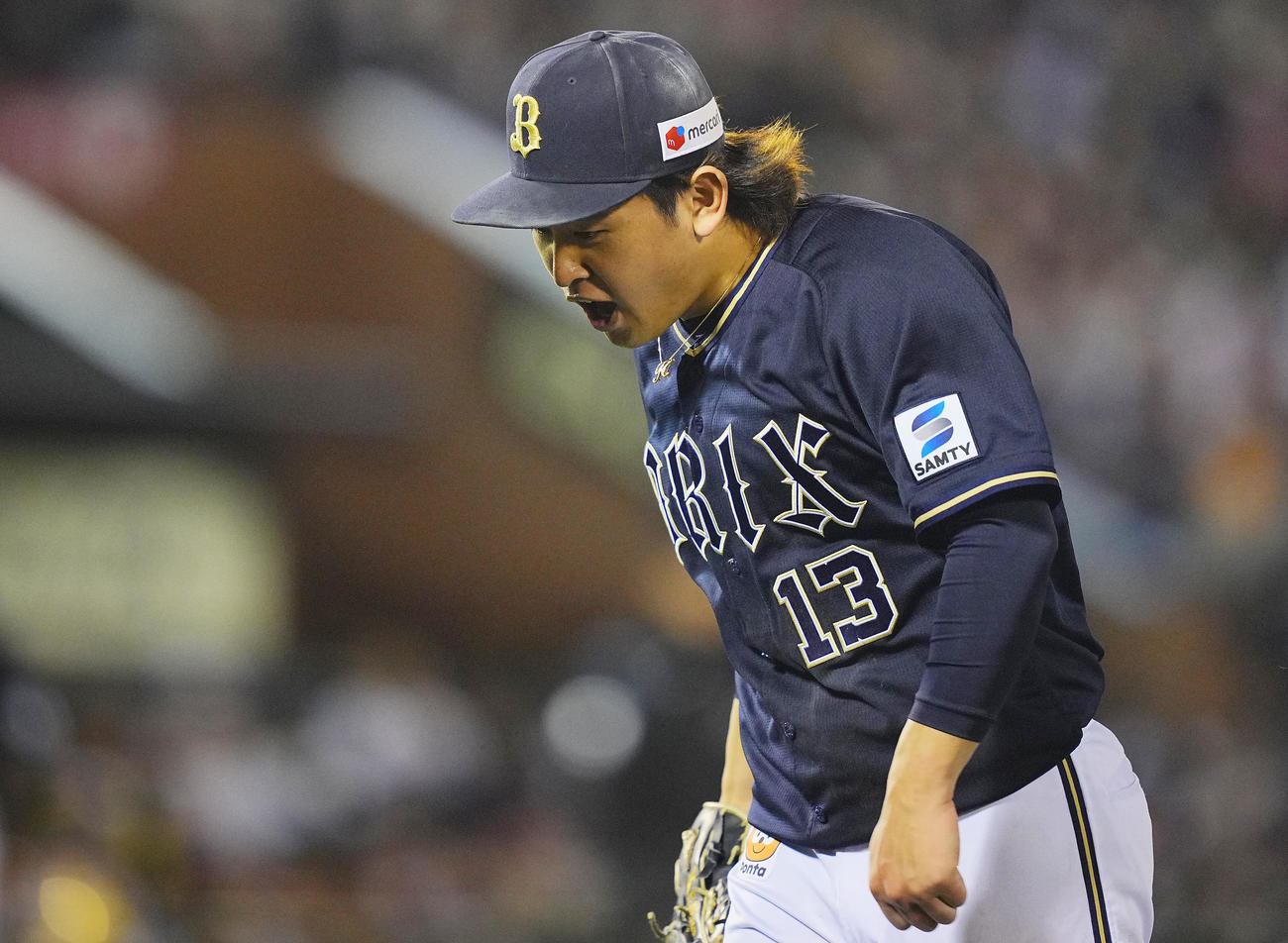 楽天対オリックス　8回裏楽天の攻撃を無失点に抑え声を上げるオリックス先発の宮城（撮影・垰建太）