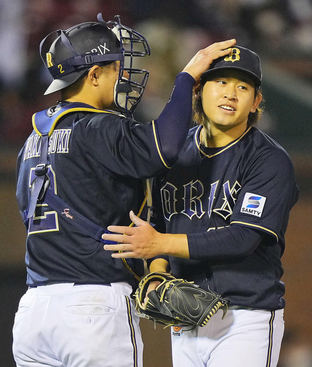 楽天対オリックス　楽天に完封勝利のオリックス宮城（右）は若月から頭をなでられる（撮影・垰建太）