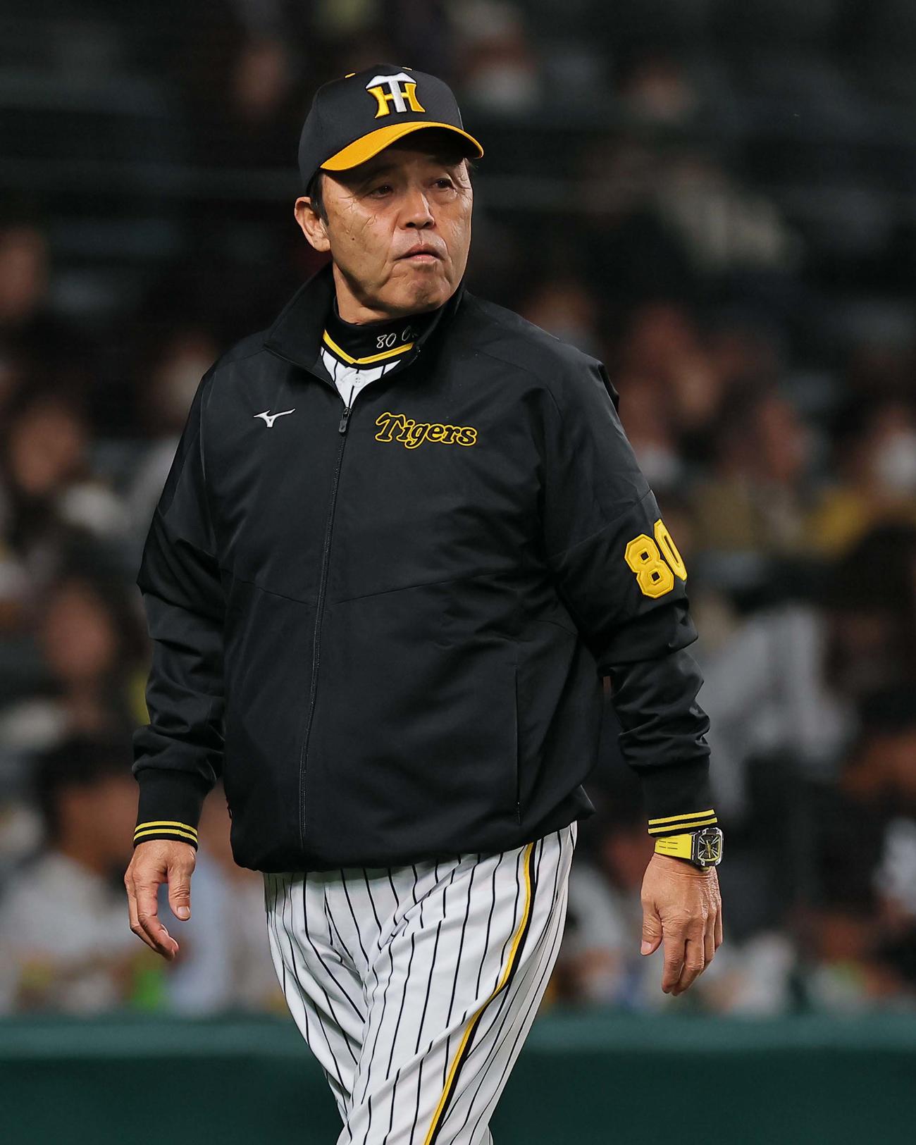 阪神対ヤクルト　選手交代を告げる岡田監督（撮影・上田博志）