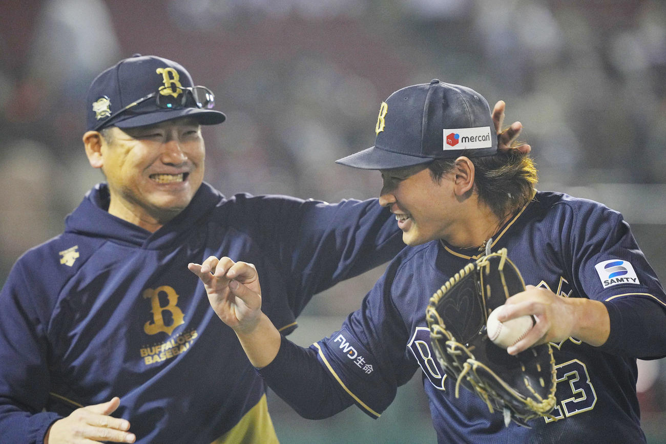楽天対オリックス　完封勝利のオリックス宮城（右）は中嶋監督の手荒い祝福に笑顔（撮影・垰建太）