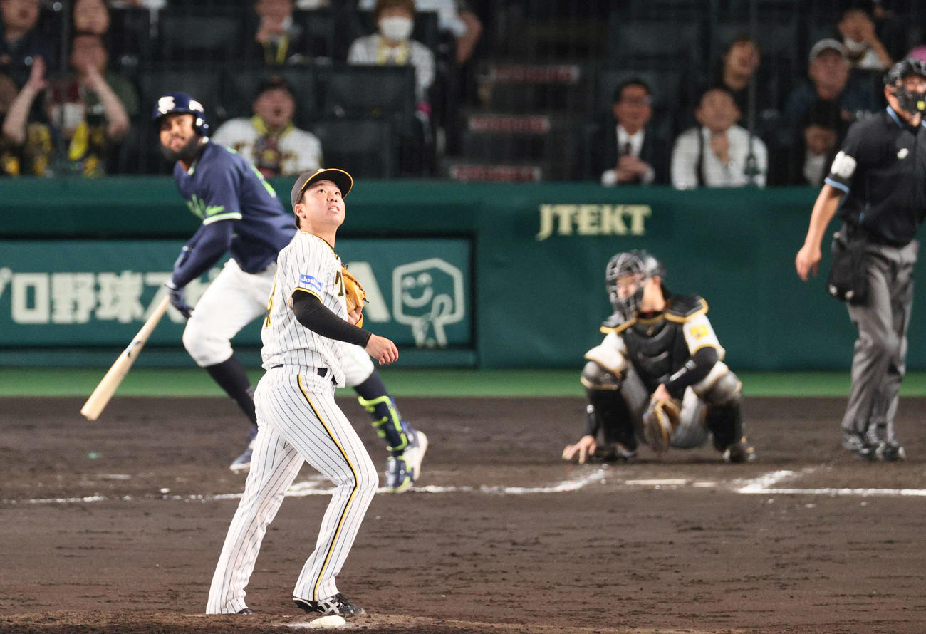 阪神対ヤクルト　7回表無死、阪神村上（手前）はヤクルト・サンタナに先制ソロを被弾する（撮影・上山淳一）