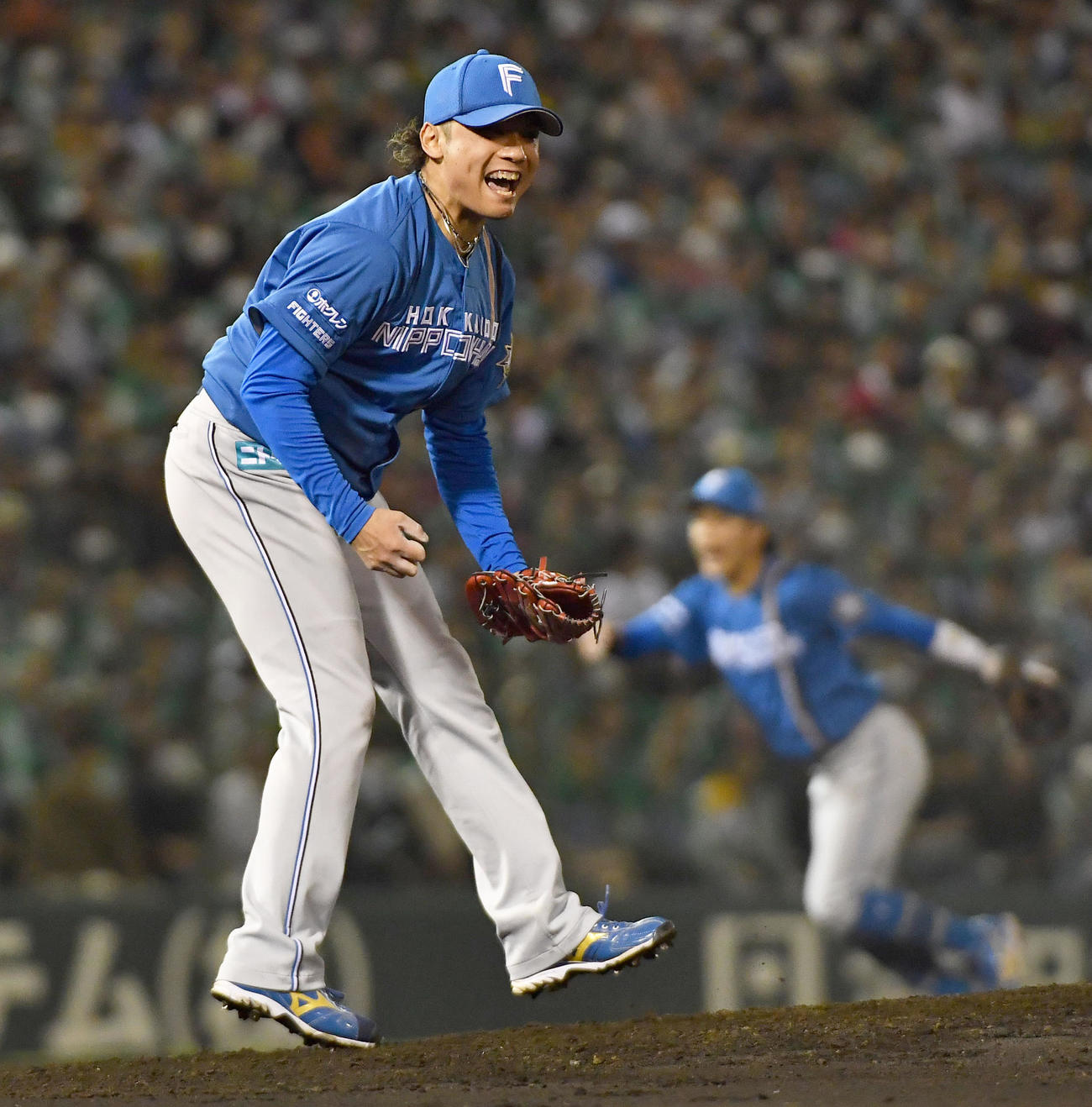 ソフトバンク対日本ハム　7回裏ソフトバンク2死一塁、近藤を三振に抑え、雄たけびを上げる伊藤（撮影・岩下翔太）