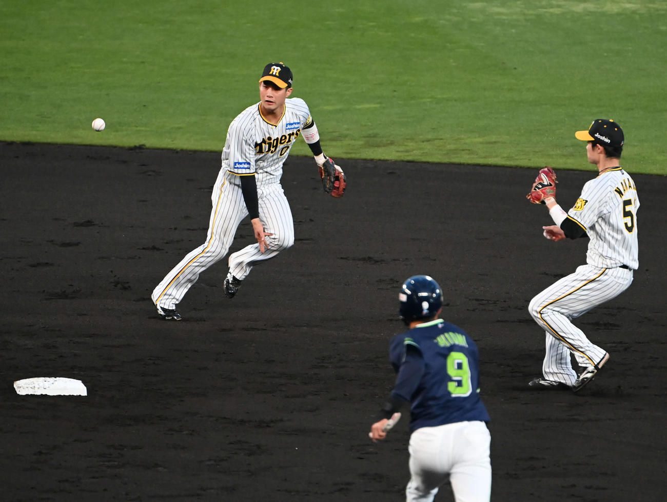 阪神対ヤクルト　3回表ヤクルト1死一塁、木浪（左）はヤクルト青木の遊ゴロを捕球し、中野（右）に投げる（撮影・石井愛子）