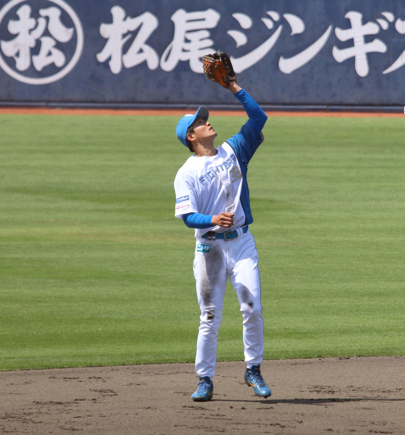 日本ハム対DeNA　2回表DeNA2死一塁、遊飛を処理する日本ハム石井（撮影・木下大輔）